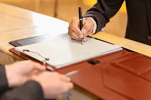 用什么气敬畏法律